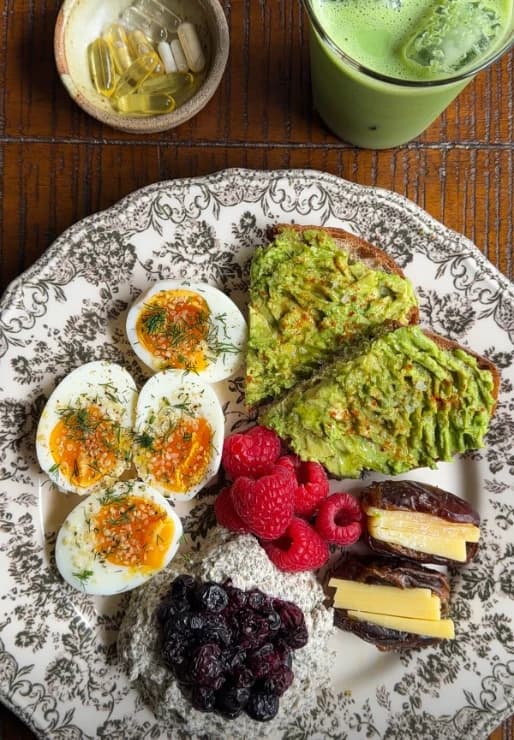 Breakfast plate flat-lay